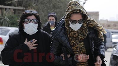 انهيار الفنانة سهير المرشدي أثناء دفن شقيقتها بمقابر الأسرة بـ البساتين | بث مباشر