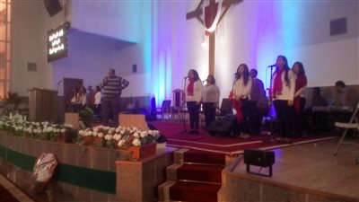  أقباط يلتقطون السلفي.. ننشر أولى الصور لكنيسة الأقصر الإنجيلية الجديدة قبل افتتاحها