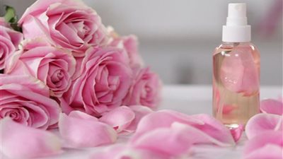 الوقاية من حب الشباب وتنعيم الجلد.. فوائد مذهلة لماء الورد