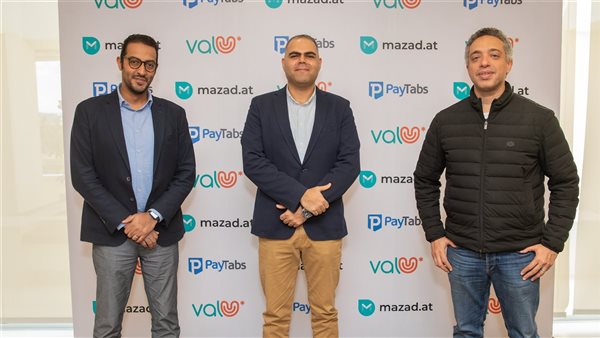 أثناء توقيع عقد الشراكة