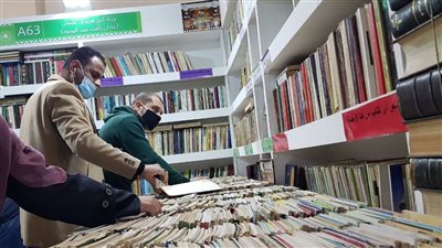 لو محتار سألنالك مكتبات السور.. كتب وأسعار الأزبكية في معرض الكتاب| صور