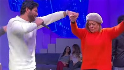 حسن الرداد يحتفل مع أبطال مسرحية كازانوفا بـ وصلة رقص| فيديو