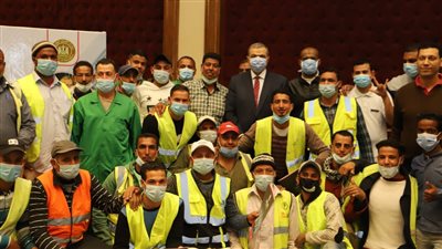 وزير القوى العاملة يسلم 150 وثيقة تأمين تكافلي للعمالة غير المنتظمة بشرم الشيخ