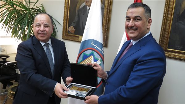 وزير المالية في لقاءه