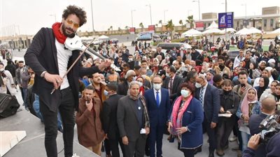 عقب تسليمها جوائز معرض الكتاب 53.. وزيرة الثقافة تتحدث وتتفاعل مع الجمهور خلال أنشطة البرنامج الفني