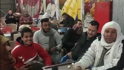 من سيناء لنجريج.. الجماهير تحتشد علي المقاهي لتشجيع الفراعنة | بث مباشر 