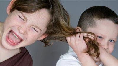 خبير تربوي يوضح روشتة لحماية الأطفال من سلوكيات العنف