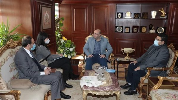 محافظ بني سويف ومجموعة