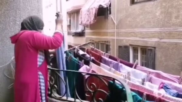 سيدة تنشر غسيل- أرشيفية