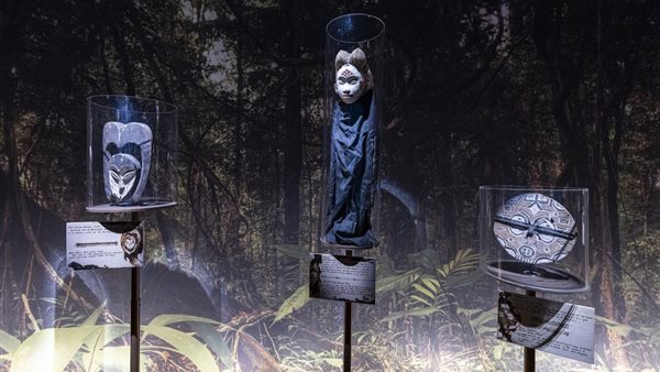 الأقنعة المعروضة