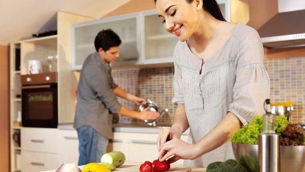 مساعدة الزوج لزوجته