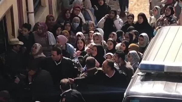 لجنة امتحانات بمدرسة