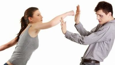 فتاة تتصدى بالضرب لشخص حاول مضايقتها.. والجاني يفرّ هاربًا | فيديو