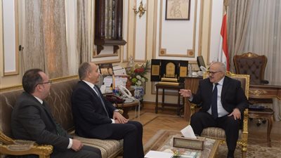 رئيس جامعة القاهرة يبحث مع السفير الأردني تعزيز سبل التعاون المشترك │ صور