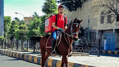 بدلًا من الدرجات النارية.. خيول دليفري لتوصيل الوجبات الغذائية في صنعاء | فيديو جراف