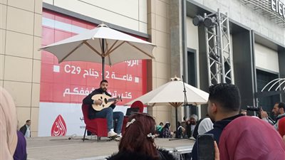 أعطت أجواءً رومانسية.. جمهور معرض الكتاب يتفاعل مع الفقرات الفنية تحت الأمطار