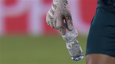 حيلة ذكية من أبو جبل على زجاجة المياه تسببت في تألقه بركلات الترجيح أمام الكاميرون | فيديو جراف