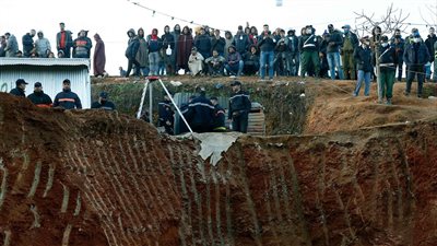 إدخال العديد من رجال الإنقاذ إلى البئر لإنقاذ الطفل ريان مع الاستعانة بالمياه في الحفر