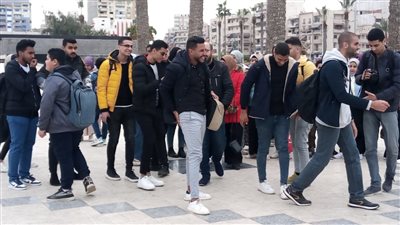 زوار ساحة الشهداء يلتقطون صورا تذكارية وسط حمام السلام ببورسعيد | صور 