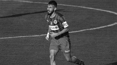 بسبب أزمة قلبية.. وفاة لاعب كرة قدم خلال مشاركته في مباراة مع فريقه | فيديوجراف