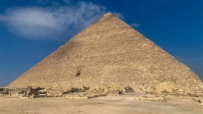 لأول مرة منذ عقود طويلة.. زائرو الأهرامات يستطيعون رؤية الضلع الجنوبي للهرم الأكبر