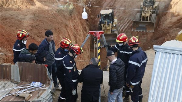 رجال الإنقاذ يواصلون