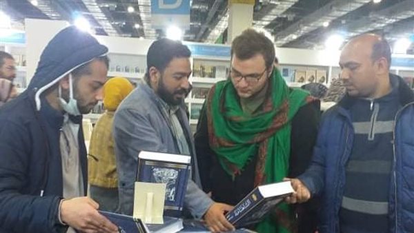 زيارة الجمهور لجناح