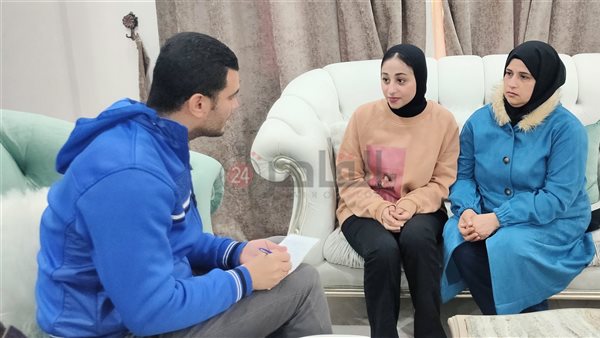 أماني ووالدتها تتحدثان