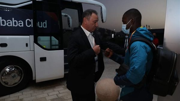 مصافحة الخطيب للاعبي