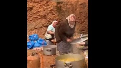 الجميع يساهم بما يستطيع.. النساء يتطوعن لإطعام فريق إنقاذ الطفل ريان | صورة 