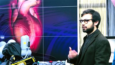 مصري بالخارج يخترع روبوتا طبيا للتدخل الجراحي: بنجرب ونفشل 100 مرة.. وسيفتح أبوابًا في مجال الأوعية الدموية