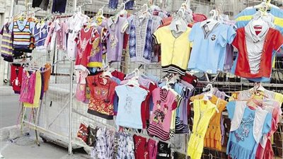 تجارة بنها تقيم معرض خيري للملابس بأسعار رمزية 