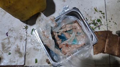 ضبط وإعدام لحوم فاسدة ومنتهية الصلاحية بمطعم شهير
