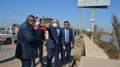 محافظ المنيا يتفقد طريق مصر أسوان الزراعي بعد تعرضه لشروخ وانهيار جزئي