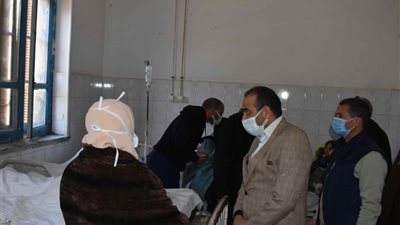 سكرتير عام المنيا يتابع الحالة الصحية لمصابي حادث تصادم بالصحراوي الشرقي