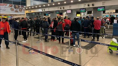 سفير مصر بالكاميرون يكشف سبب أزمة تأخر إقلاع طائرات المنتخب والجماهير من ياوندي | خاص 