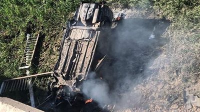 إصابة شخصين في حادث انقلاب سيارة ملاكي أعلى كوبري الكوامل بسوهاج| صور