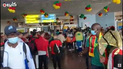 مواجهة قوية بين جمهور منتخب مصر والسنغال في مطار ياوندي قبل نهائي أمم إفريقيا | فيديو