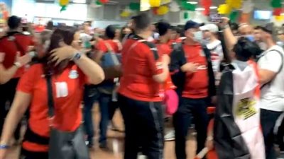 بث مباشر| يا نولعها يا نكسبها.. وصول الجماهير المصرية إلى مطار ياوندي لتشجيع المنتخب قبل مباراته أمام السنغال