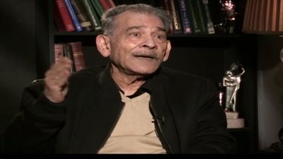 التدخين بشراهة والذبحة الصدرية.. نكشف تفاصيل الساعات الأخيرة للمفكر سيد القمني قبل وفاته