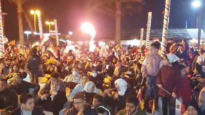 المئات يدعمون المنتخب الوطني في مباراة السنغال على شاطئ ستايل سكوير ببورسعيد | صور 