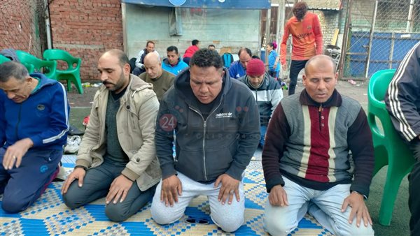 والد النني يؤم المصلين