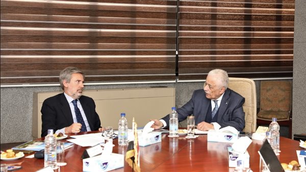 وزير التعليم وسفير