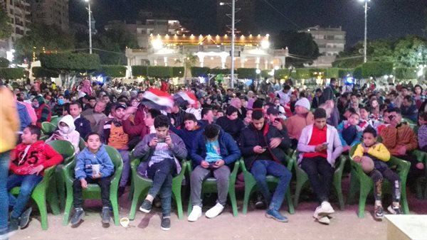 توافد مئات المواطنين