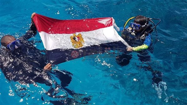 الطفل ادم يغطس مع