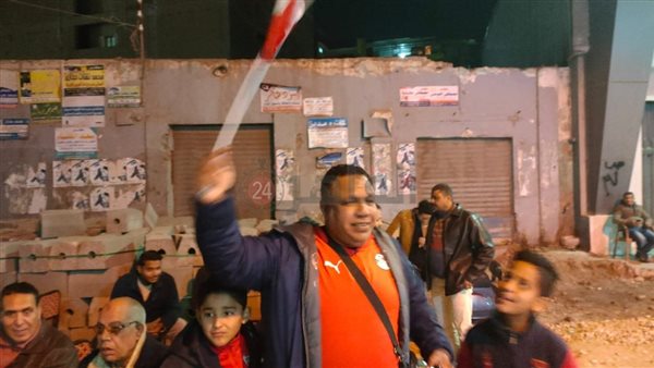 والد النني يوزع أعلاما