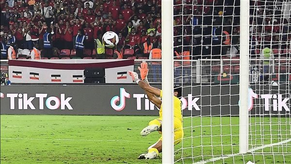 أبو جبل يتصدى لضربة