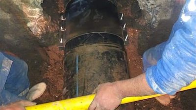 عمال الصيانة بالفيوم يسارعون في إصلاح كسر مفاجئ بخط 400 لفتح المياه للمواطنين