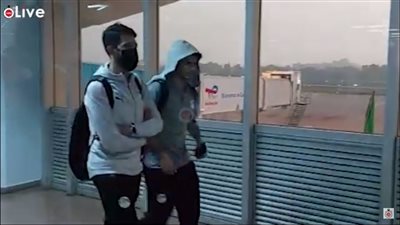 الجماهير المصرية تشجع لاعبي المنتخب أثناء مغادرتهم الكاميرون | فيديو