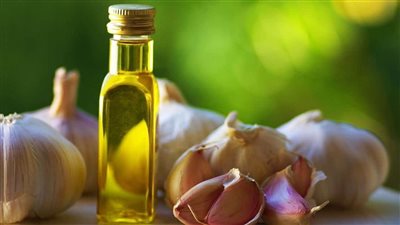 فوائد زيت الزيتون مع الثوم ..يعالج سرطان الثدي والقولون